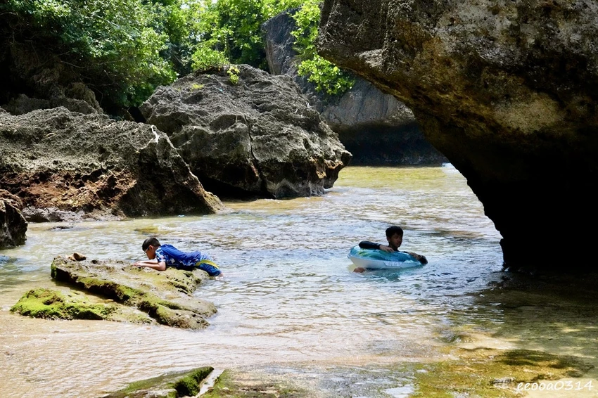小琉球杉福秘境海灘｜隱藏在礁岩後的戲水勝地，親子玩水、觀察生