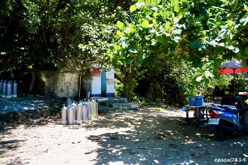 小琉球杉福秘境海灘｜隱藏在礁岩後的戲水勝地，親子玩水、觀察生