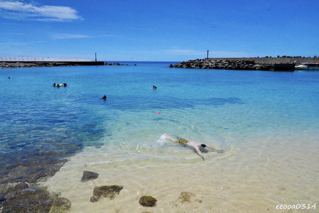杉福漁港沙灘｜小琉球親子玩水、浮潛、生態觀察的最佳秘境!