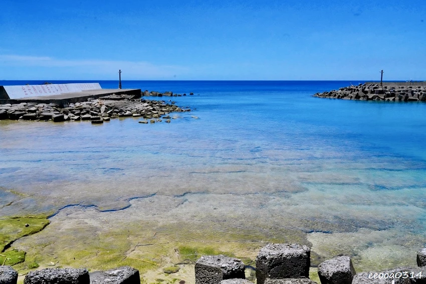 小琉球杉福秘境海灘｜隱藏在礁岩後的戲水勝地，親子玩水、觀察生