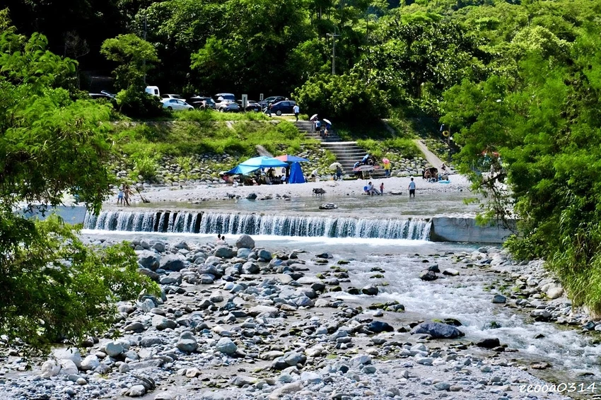 花蓮白鮑溪親水園區｜下車1分鐘就能玩水! 超清澈溪流天然親子
