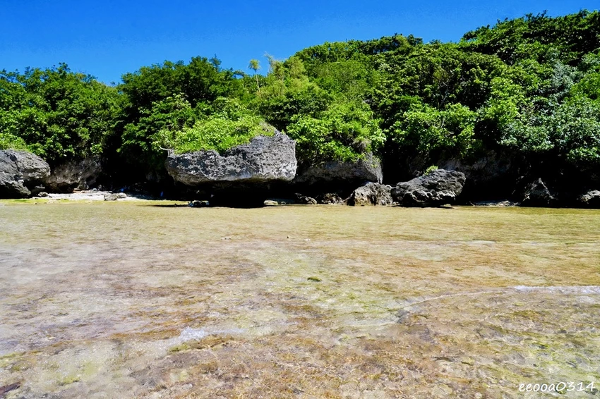 小琉球杉福秘境海灘｜隱藏在礁岩後的戲水勝地，親子玩水、觀察生