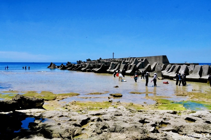 小琉球杉福秘境海灘｜隱藏在礁岩後的戲水勝地，親子玩水、觀察生