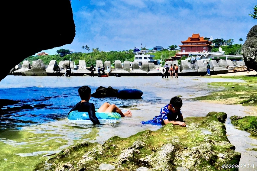 小琉球杉福秘境海灘｜隱藏在礁岩後的戲水勝地，親子玩水、觀察生