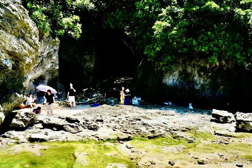 小琉球杉福秘境海灘｜隱藏在礁岩後的戲水勝地，親子玩水、觀察生