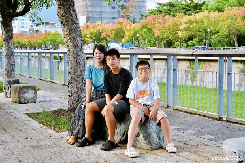 吉安溪台灣欒樹美境｜花蓮季節限定粉橙秋色綻放，美景如畫!