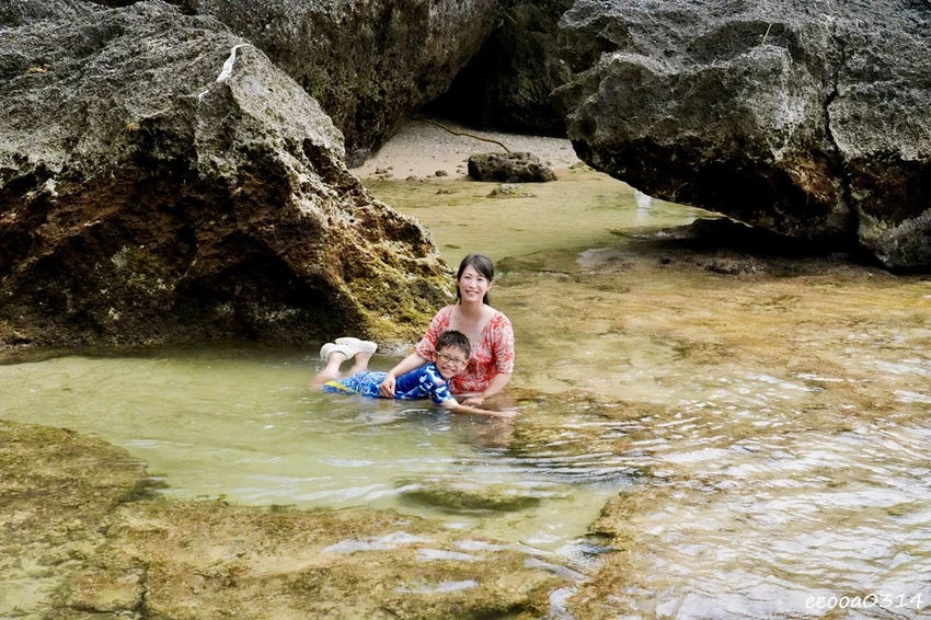 小琉球杉福秘境海灘｜隱藏在礁岩後的戲水勝地，親子玩水、觀察生