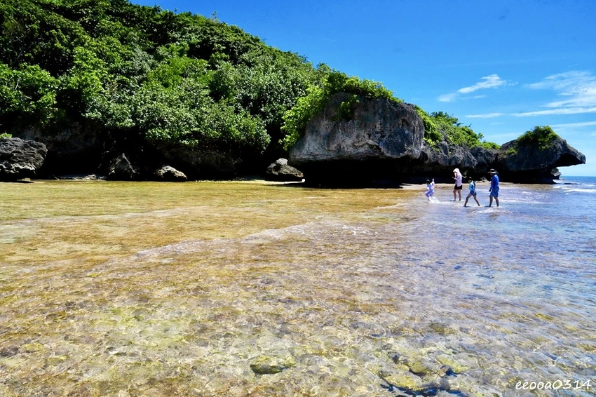小琉球杉福秘境海灘｜隱藏在礁岩後的戲水勝地，親子玩水、觀察生