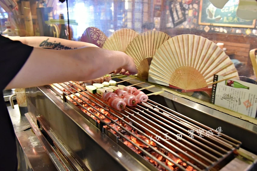 板橋居酒屋推薦老味噌！必點招牌剝皮豬炒飯，道地日式串燒炭火直烤超夠味。