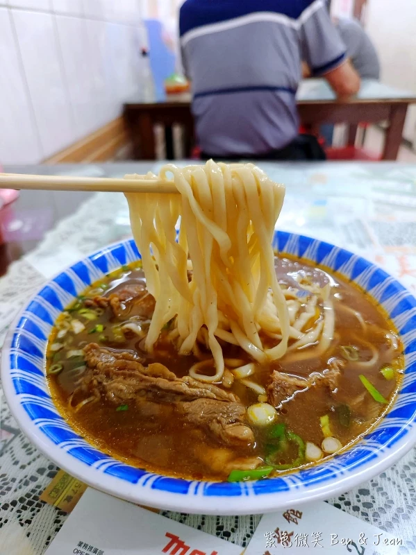 宜蘭牛肉麵推薦！一品香牛肉拌麵宜蘭50年老店，軟嫩帶筋牛肉麵排隊必吃。