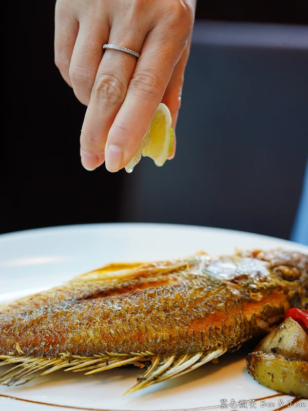 宜蘭三星鄉高CP值海鮮美食！大洲魚寮，磯煮鮑魚與避風塘藍蟹的美味饗宴。
