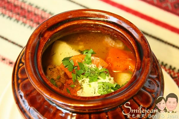 宜蘭隱藏版美食！芭樂狗烏克蘭餐廳藏三合院裡，超道地羅宋湯 烤羊肉套餐。