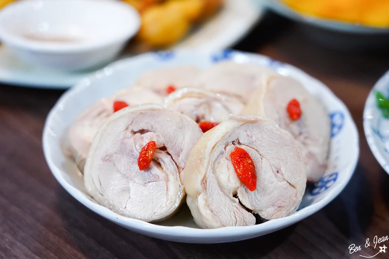 總鋪師手路菜平民化!羅東美食,槽餅卜肉干貝芋粿一次滿足。