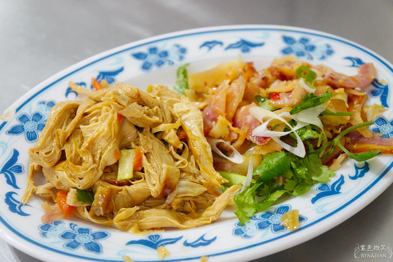 宜蘭三星在地隱藏美食!大洲肉羹清晨5點開賣,赤肉羹配滷肉飯銅板價開吃。