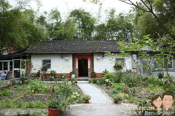 宜蘭隱藏版美食！芭樂狗烏克蘭餐廳藏三合院裡，超道地羅宋湯 烤羊肉套餐。