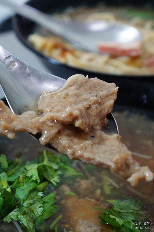 宜蘭三星在地隱藏美食!大洲肉羹清晨5點開賣,赤肉羹配滷肉飯銅板價開吃。