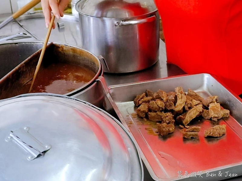 宜蘭牛肉麵推薦！一品香牛肉拌麵宜蘭50年老店，軟嫩帶筋牛肉麵排隊必吃。