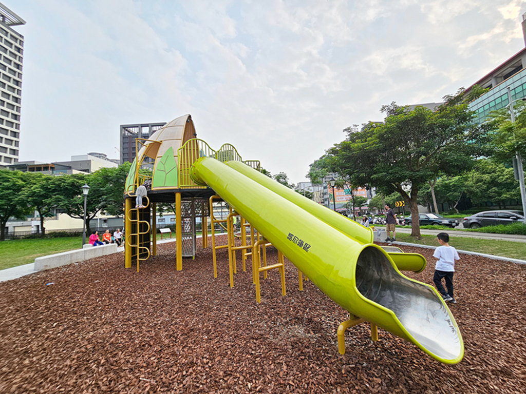新竹縣竹北市【新竹特色公園】大王花主題遊戲場~竹北兒22公園｜大王花造型遊具｜繩索探險區｜超長綠色水管溜滑梯｜小竹繪本系列