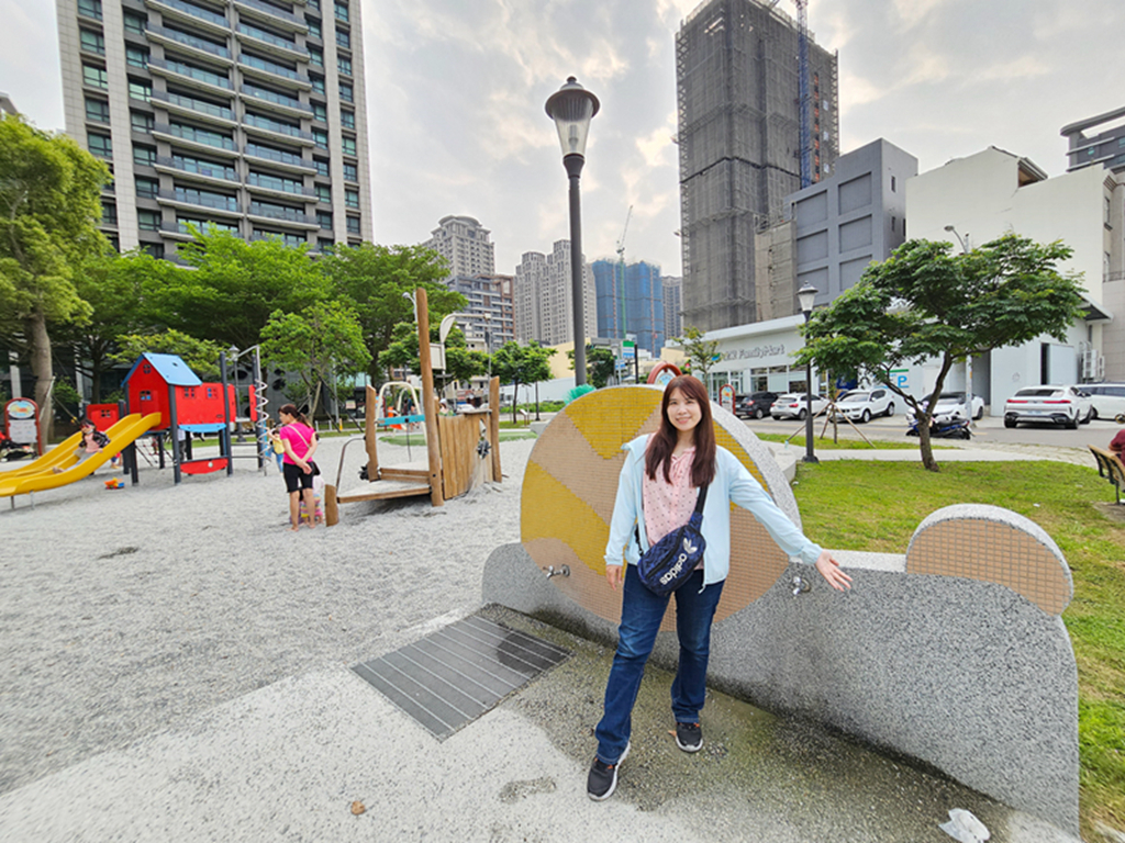 新竹縣竹北市【新竹特色公園】小蝸遊戲場~竹北兒24公園｜紅藍小屋造型的複合式遊具｜綠蔭圍繞的城市小森林