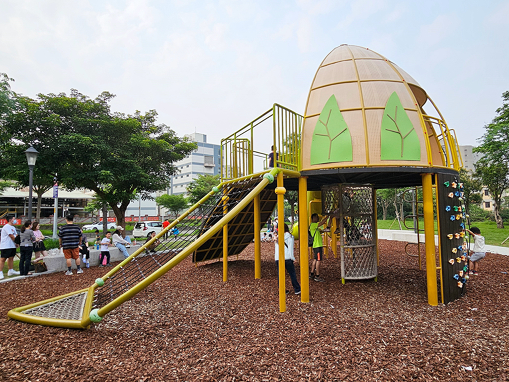 新竹縣竹北市【新竹特色公園】大王花主題遊戲場~竹北兒22公園｜大王花造型遊具｜繩索探險區｜超長綠色水管溜滑梯｜小竹繪本系列