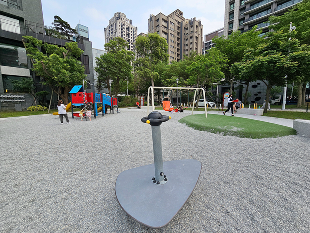 新竹縣竹北市【新竹特色公園】小蝸遊戲場~竹北兒24公園｜紅藍小屋造型的複合式遊具｜綠蔭圍繞的城市小森林