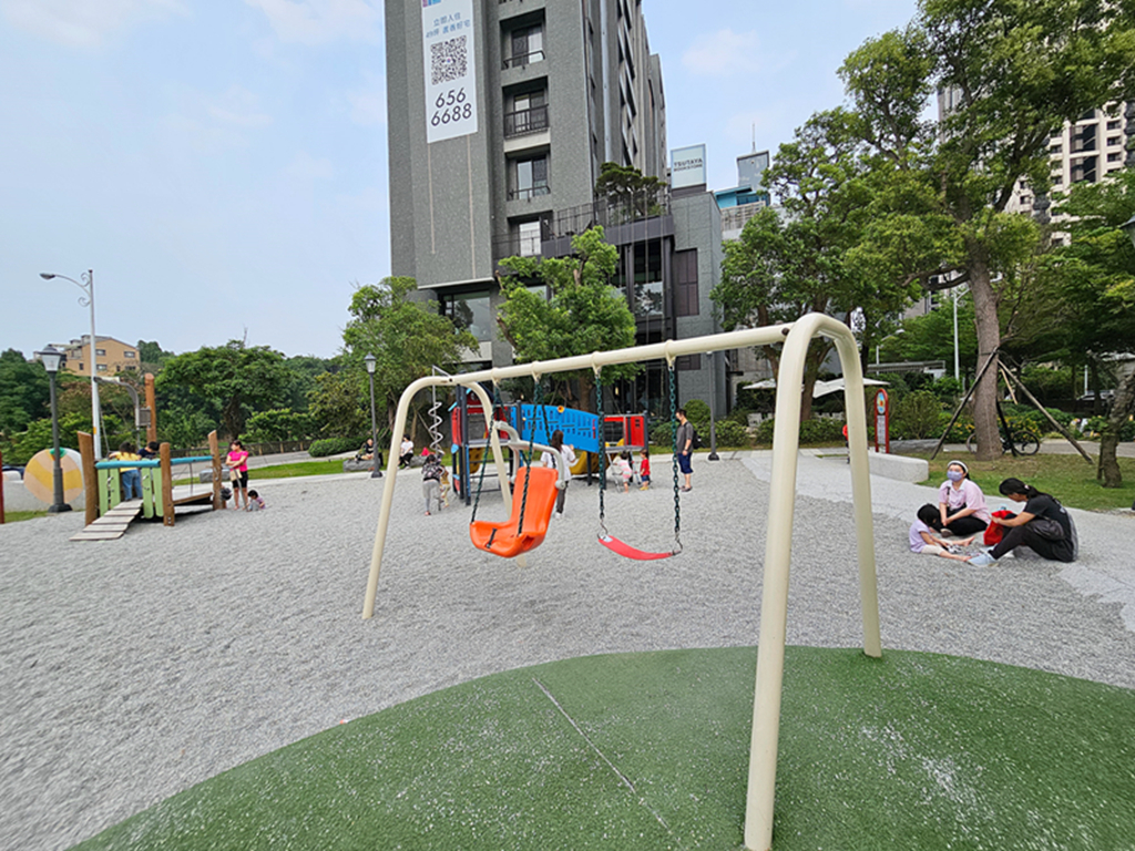 新竹縣竹北市【新竹特色公園】小蝸遊戲場~竹北兒24公園｜紅藍小屋造型的複合式遊具｜綠蔭圍繞的城市小森林