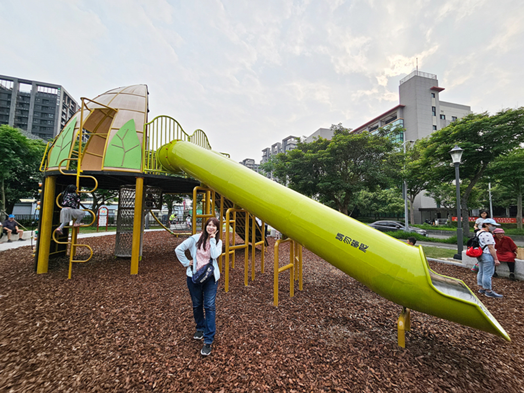 新竹縣竹北市【新竹特色公園】大王花主題遊戲場~竹北兒22公園｜大王花造型遊具｜繩索探險區｜超長綠色水管溜滑梯｜小竹繪本系列