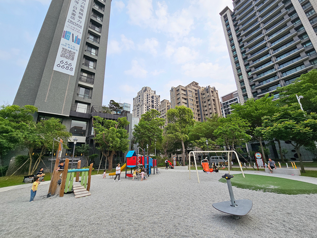 新竹縣竹北市【新竹特色公園】小蝸遊戲場~竹北兒24公園｜紅藍小屋造型的複合式遊具｜綠蔭圍繞的城市小森林