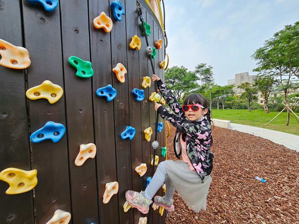 新竹縣竹北市【新竹特色公園】大王花主題遊戲場~竹北兒22公園｜大王花造型遊具｜繩索探險區｜超長綠色水管溜滑梯｜小竹繪本系列