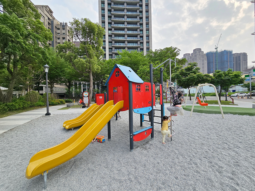 新竹縣竹北市【新竹特色公園】小蝸遊戲場~竹北兒24公園｜紅藍小屋造型的複合式遊具｜綠蔭圍繞的城市小森林