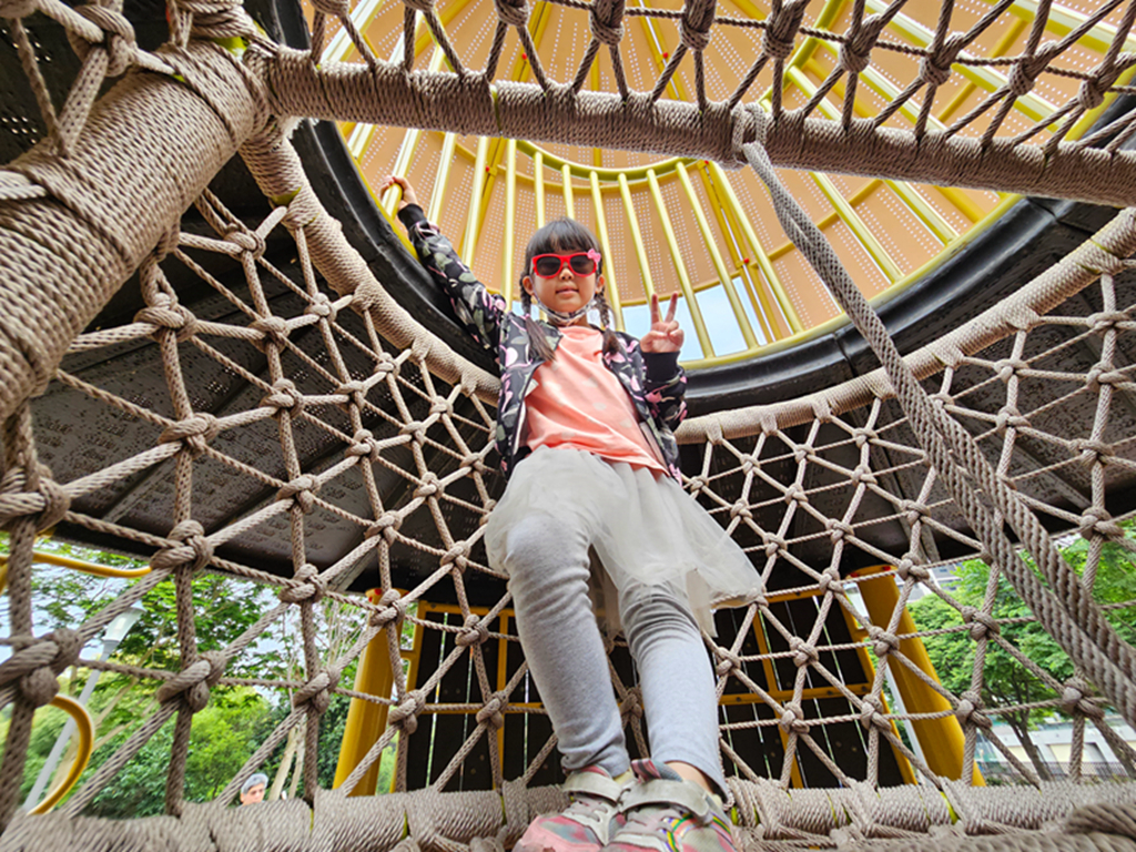 新竹縣竹北市【新竹特色公園】大王花主題遊戲場~竹北兒22公園｜大王花造型遊具｜繩索探險區｜超長綠色水管溜滑梯｜小竹繪本系列