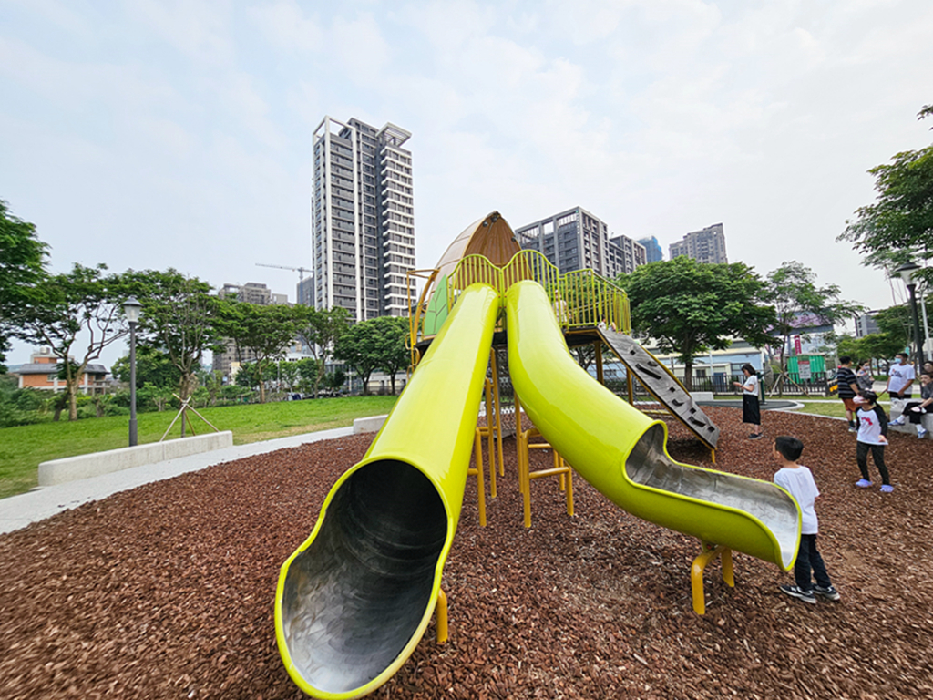新竹縣竹北市【新竹特色公園】大王花主題遊戲場~竹北兒22公園｜大王花造型遊具｜繩索探險區｜超長綠色水管溜滑梯｜小竹繪本系列