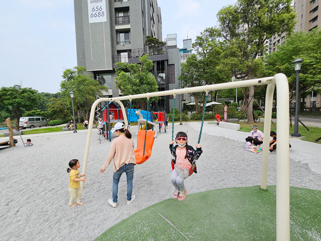 新竹縣竹北市【新竹特色公園】小蝸遊戲場~竹北兒24公園｜紅藍小屋造型的複合式遊具｜綠蔭圍繞的城市小森林