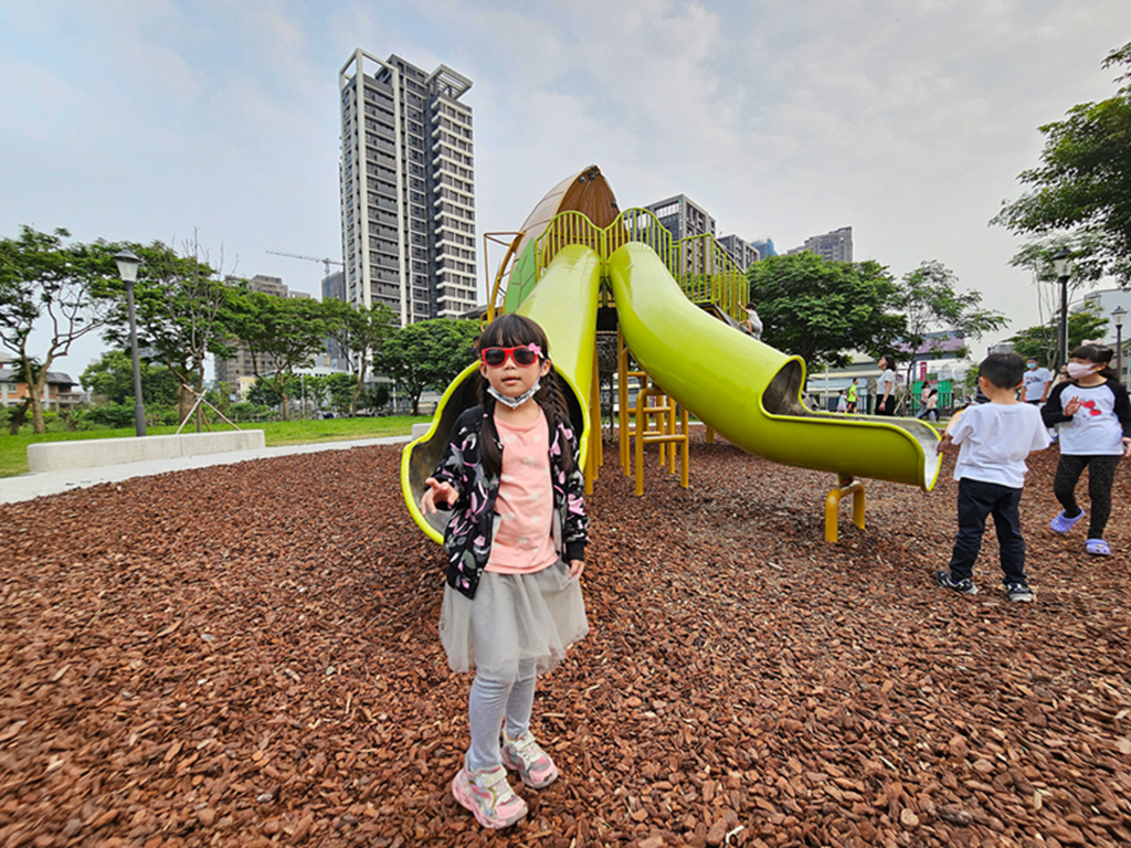 新竹縣竹北市【新竹特色公園】大王花主題遊戲場~竹北兒22公園｜大王花造型遊具｜繩索探險區｜超長綠色水管溜滑梯｜小竹繪本系列