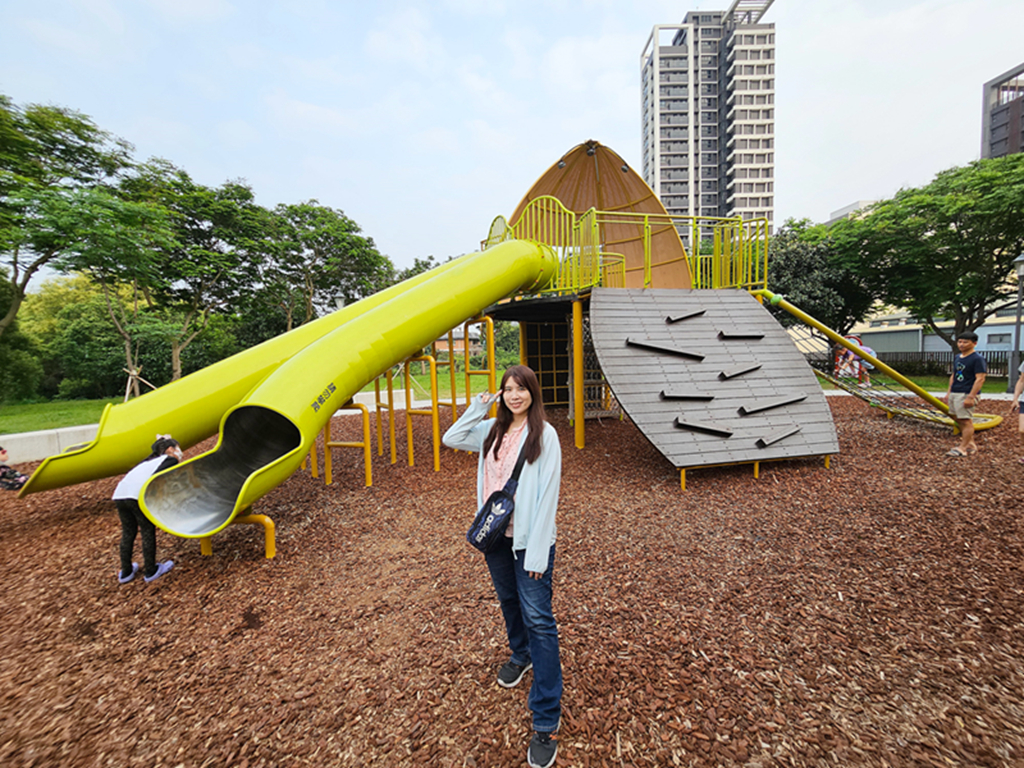 新竹縣竹北市【新竹特色公園】大王花主題遊戲場~竹北兒22公園｜大王花造型遊具｜繩索探險區｜超長綠色水管溜滑梯｜小竹繪本系列