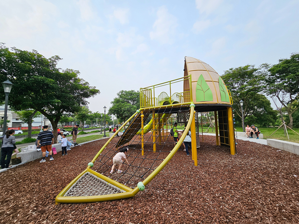 新竹縣竹北市【新竹特色公園】大王花主題遊戲場~竹北兒22公園｜大王花造型遊具｜繩索探險區｜超長綠色水管溜滑梯｜小竹繪本系列