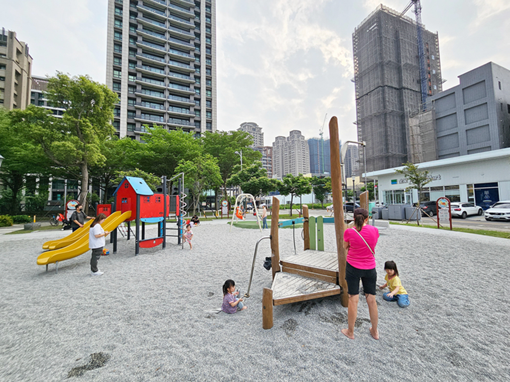 新竹縣竹北市【新竹特色公園】小蝸遊戲場~竹北兒24公園｜紅藍小屋造型的複合式遊具｜綠蔭圍繞的城市小森林