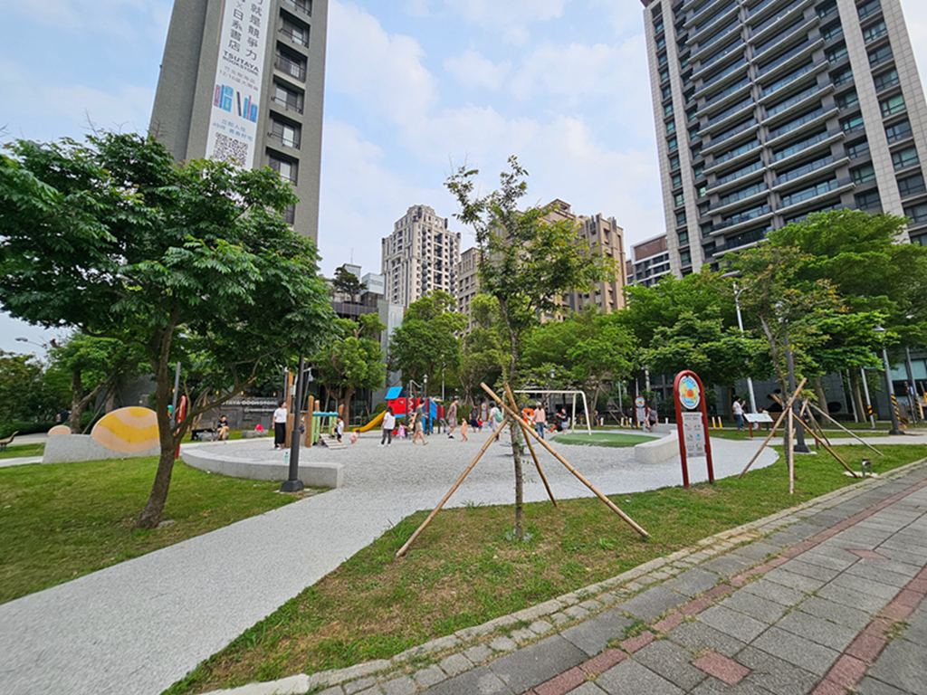 新竹縣竹北市【新竹特色公園】小蝸遊戲場~竹北兒24公園｜紅藍小屋造型的複合式遊具｜綠蔭圍繞的城市小森林