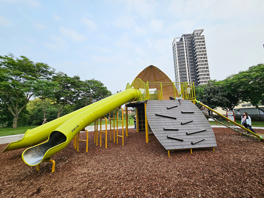 新竹縣竹北市【新竹特色公園】大王花主題遊戲場~竹北兒22公園｜大王花造型遊具｜繩索探險區｜超長綠色水管溜滑梯｜小竹繪本系列