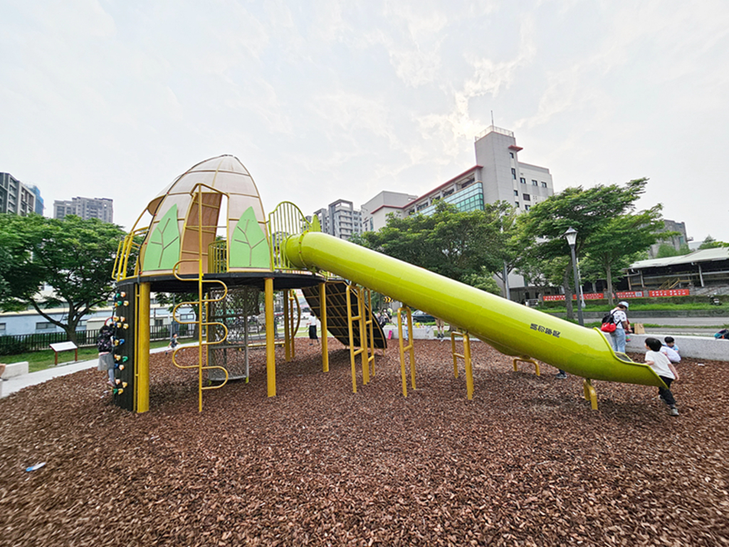 新竹縣竹北市【新竹特色公園】大王花主題遊戲場~竹北兒22公園｜大王花造型遊具｜繩索探險區｜超長綠色水管溜滑梯｜小竹繪本系列