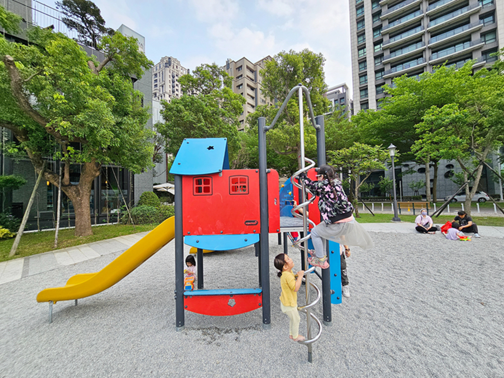 新竹縣竹北市【新竹特色公園】小蝸遊戲場~竹北兒24公園｜紅藍小屋造型的複合式遊具｜綠蔭圍繞的城市小森林