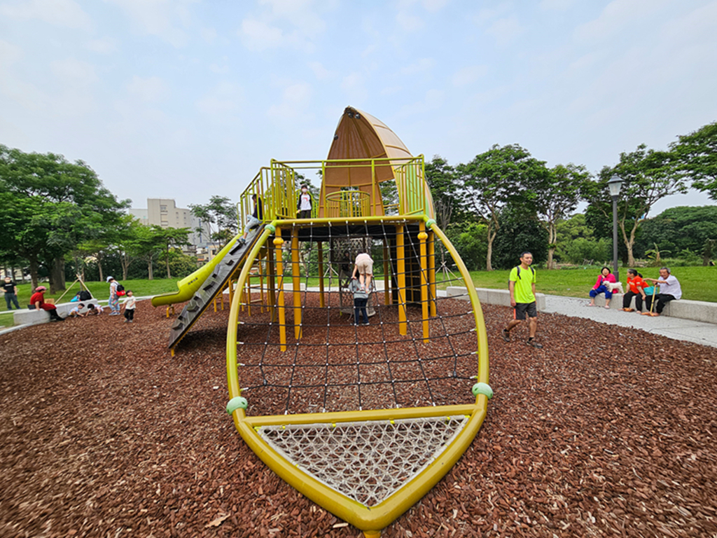 新竹縣竹北市【新竹特色公園】大王花主題遊戲場~竹北兒22公園｜大王花造型遊具｜繩索探險區｜超長綠色水管溜滑梯｜小竹繪本系列