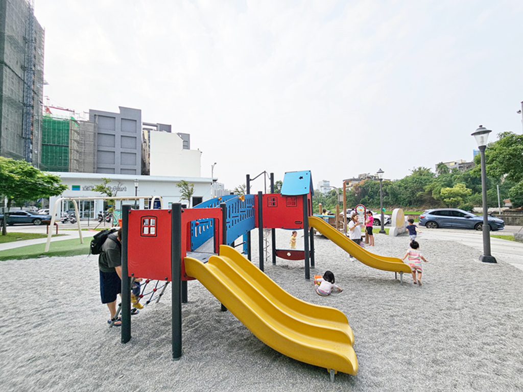 新竹縣竹北市【新竹特色公園】小蝸遊戲場~竹北兒24公園｜紅藍小屋造型的複合式遊具｜綠蔭圍繞的城市小森林