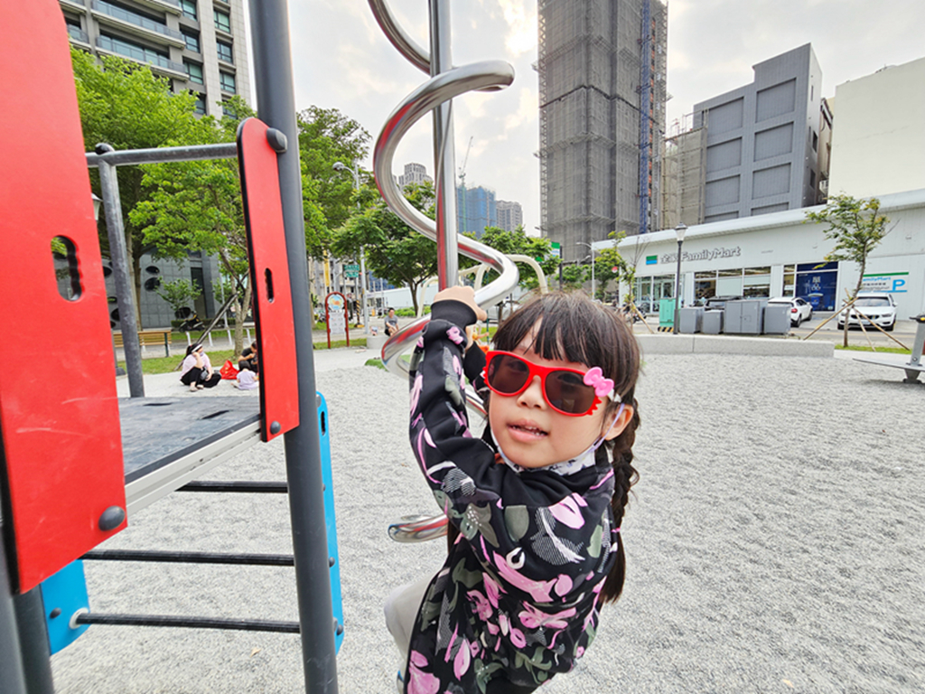 新竹縣竹北市【新竹特色公園】小蝸遊戲場~竹北兒24公園｜紅藍小屋造型的複合式遊具｜綠蔭圍繞的城市小森林