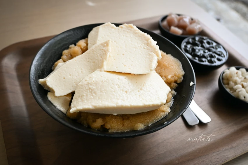 羅東夜市必吃甜品！黑糖冰砂糖水透心涼，冬天必點陶鍋豆花暖呼呼。