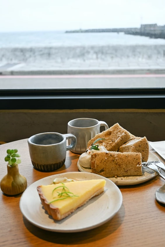 富基漁港附近特色咖啡廳！鵵 Rabbird預約制手沖咖啡，必點酸溜溜檸檬塔。