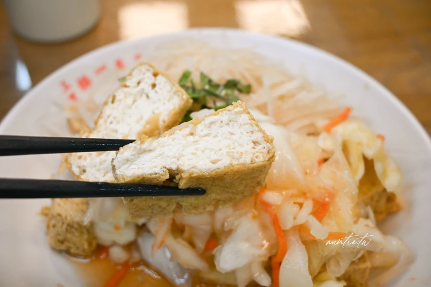 宜蘭礁溪美食必吃！玉里橋頭臭豆腐礁溪店酥脆臭豆腐，必吃獨家蘿蔔絲泡菜。
