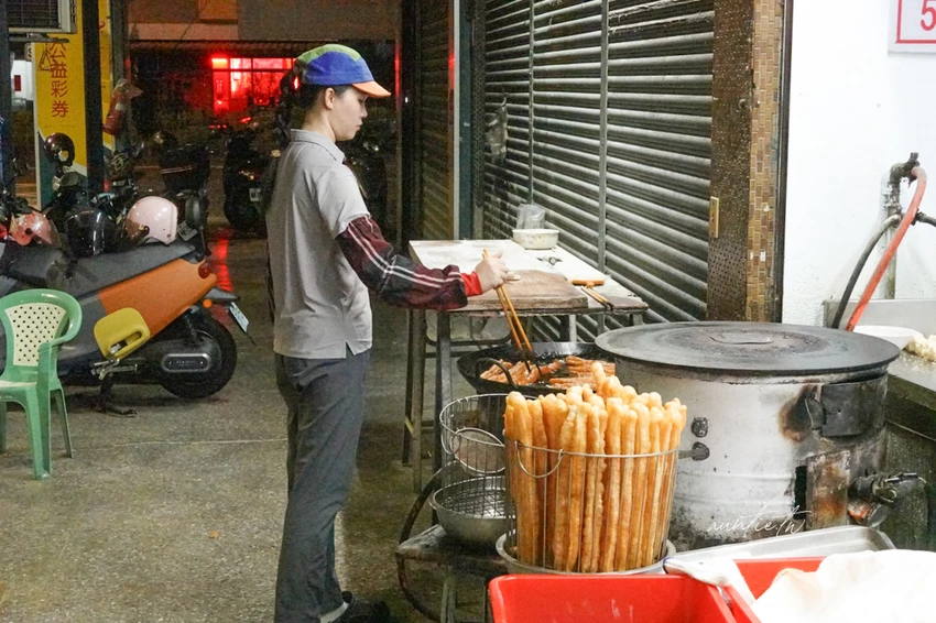 台北最強燒餅油條！萬華豆漿燒餅店凌晨4點開賣，傳說中不油膩燒餅油條。