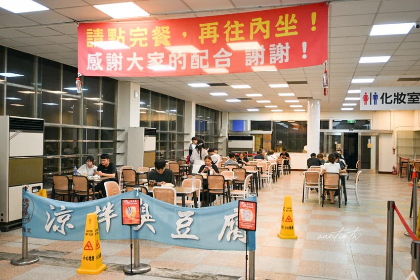 宜蘭礁溪美食必吃！玉里橋頭臭豆腐礁溪店酥脆臭豆腐，必吃獨家蘿蔔絲泡菜。