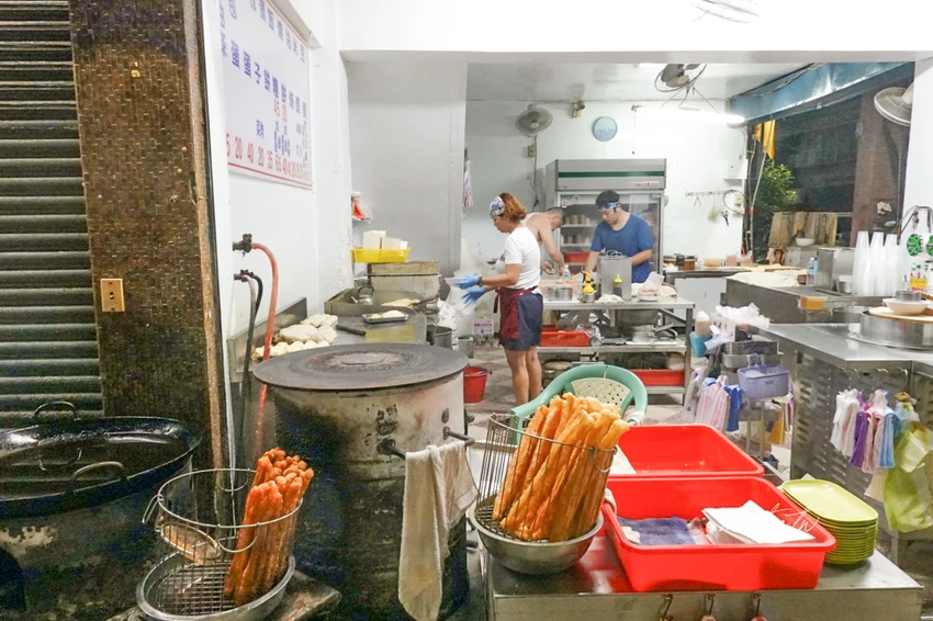 台北最強燒餅油條！萬華豆漿燒餅店凌晨4點開賣，傳說中不油膩燒餅油條。
